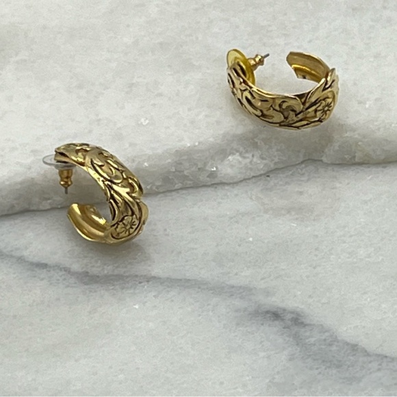 Floral Engraved Pattern on Gold Oval Hoop Earrings - Picture 6 of 12